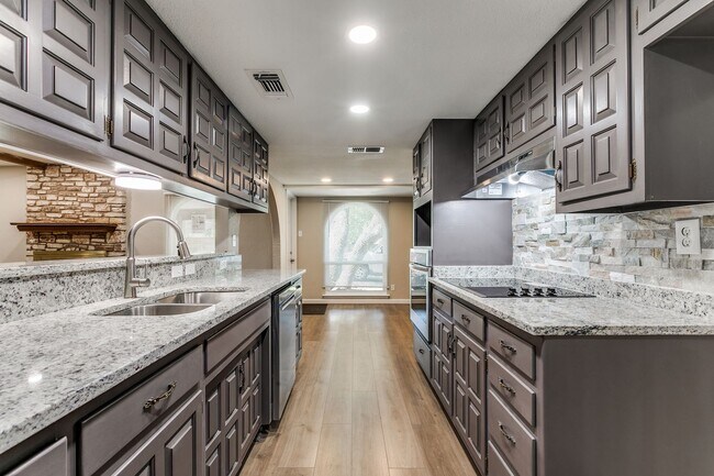Building Photo - 10215 Charter Ridge
