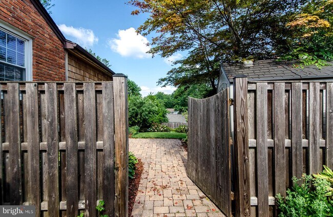 Building Photo - 628 Tazewell Rd NW