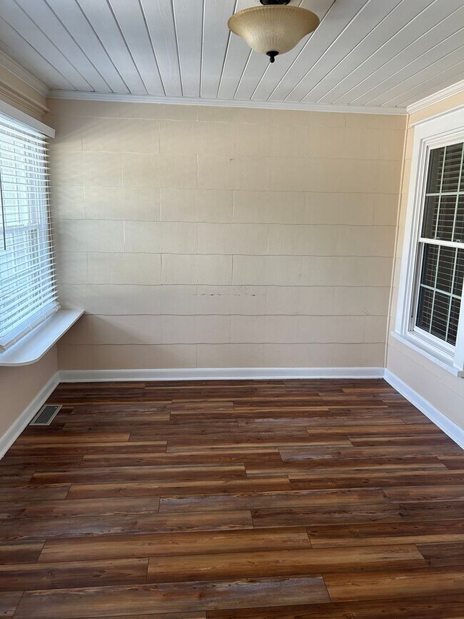 Building Photo - CHARMER LOCATED IN THE HEART OF DOWNTOWN CONWAY