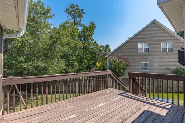 Building Photo - Gorgeous 4 Bedroom Home with Spacious Layo...