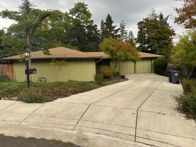 Primary Photo - Beautiful custom 3 bedroom 2 bathroom hous...