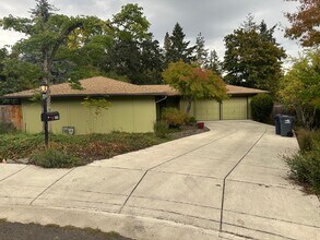 Building Photo - Beautiful custom 3 bedroom 2 bathroom hous...