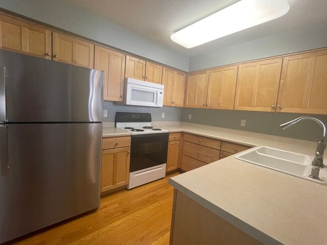 Building Photo - 805 Summer Hawk Dr