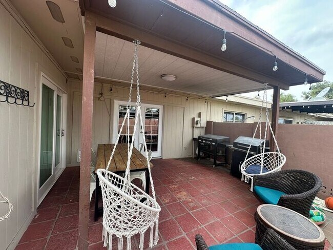 Building Photo - Furnished Optional 3 bed 2 bath Townhome