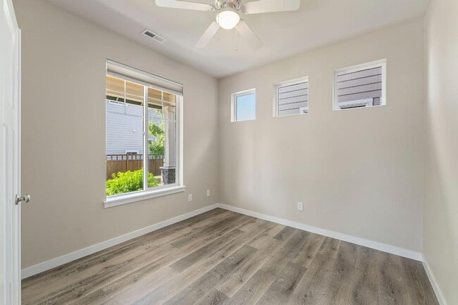 Building Photo - Beautiful Puyallup Corner Lot Home with Office, A/C, Formal Dining & Bonus Loft!