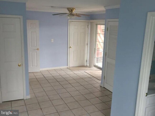 Building Photo - 356 Oak Lee Dr