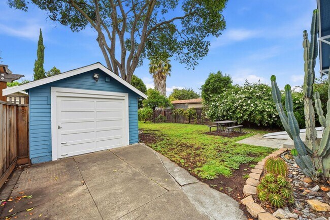 Building Photo - Cottage Style Home