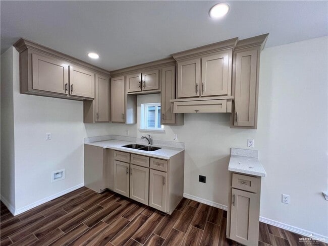 Building Photo - 11 E Llano Grande St