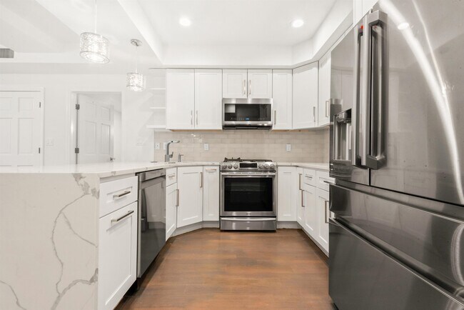 Building Photo - 547 Bloomfield St