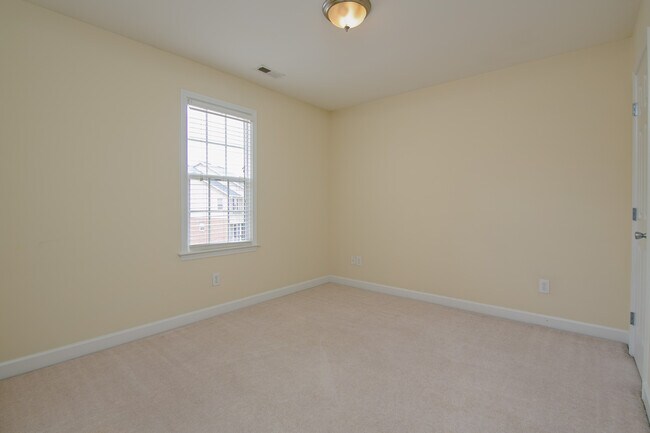 Building Photo - 832 Saratoga Dr