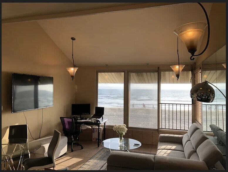 Building Photo - 3261 Ocean Front Walk