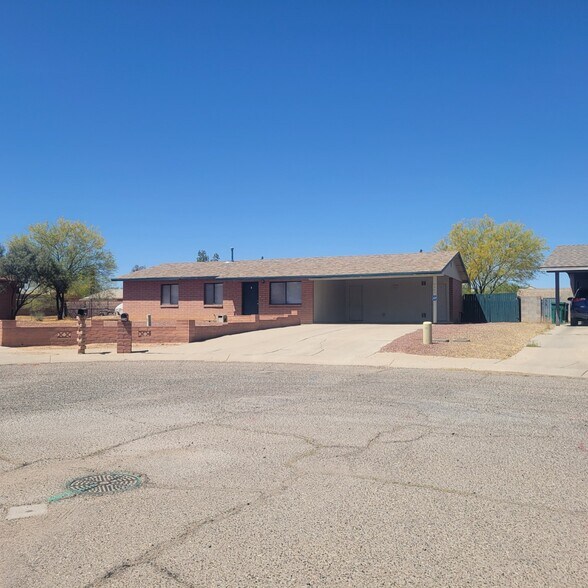 Primary Photo - 6662 S Iberia Ave