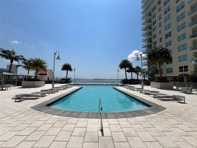 Building Photo - 1155 Brickell Bay Dr