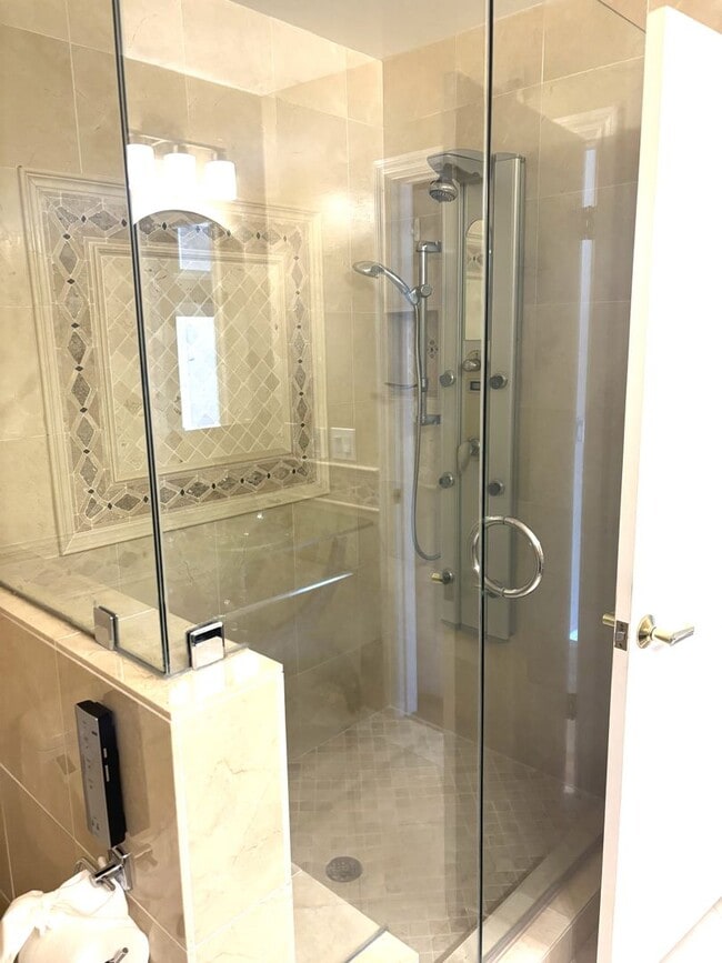 Building Photo - Stunning 4-Bedroom Home on Golf Course wit...