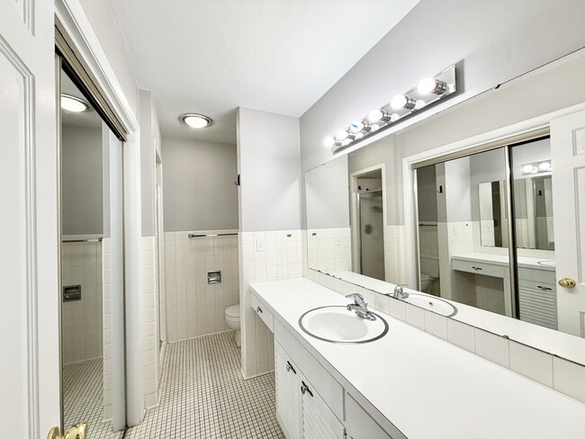 Building Photo - 2431 Blarney Stone Dr