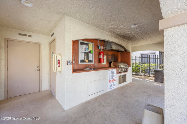 Building Photo - 1141 Country Club Dr