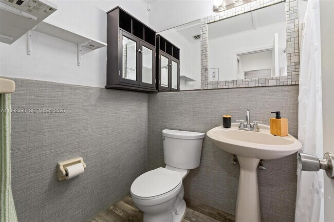 Building Photo - 1443 Hollywood Blvd