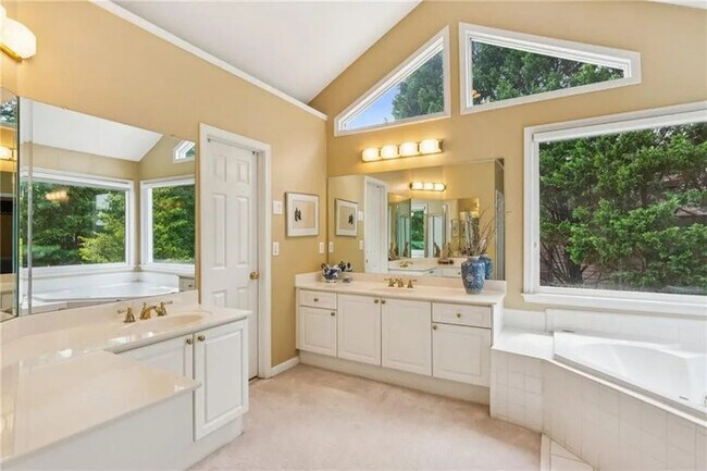 Building Photo - 805 Yosemite Dr NW