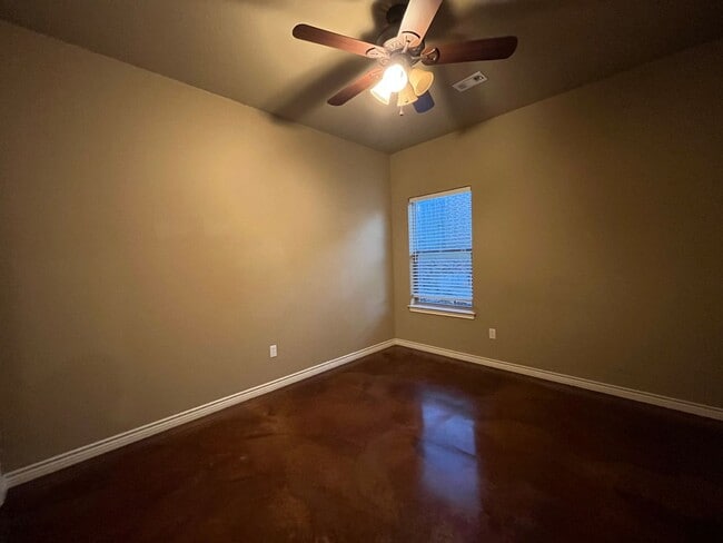 Building Photo - 3 Bedroom Single Family Home