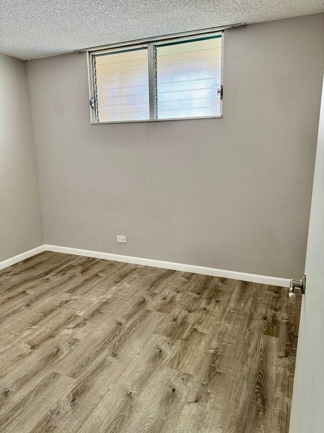 Building Photo - 2/2/1 Beautifully Upgraded unit located at...