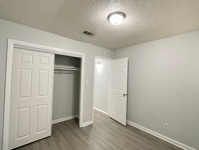 Building Photo - 2/1 Duplex in North Austin