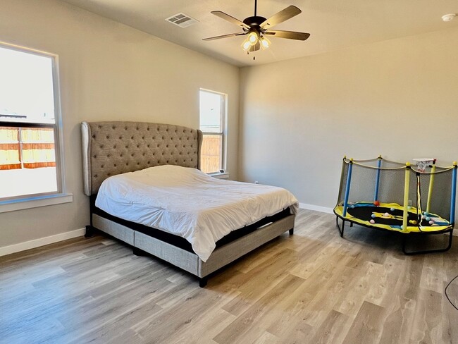 Building Photo - 915 Canal St