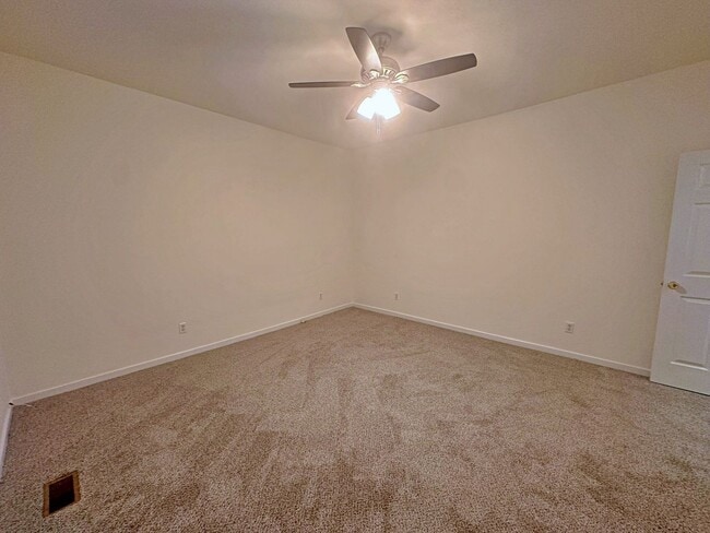 Building Photo - Bellevue - 2 Bedroom Apartment