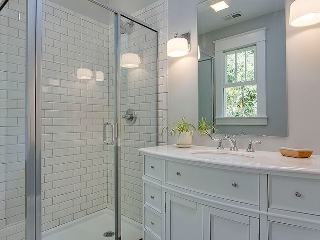 Building Photo - 926 W Trinity Ave