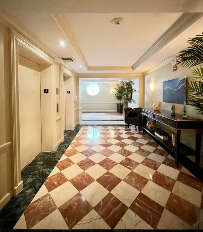 Building Photo - 806 E Windward Way