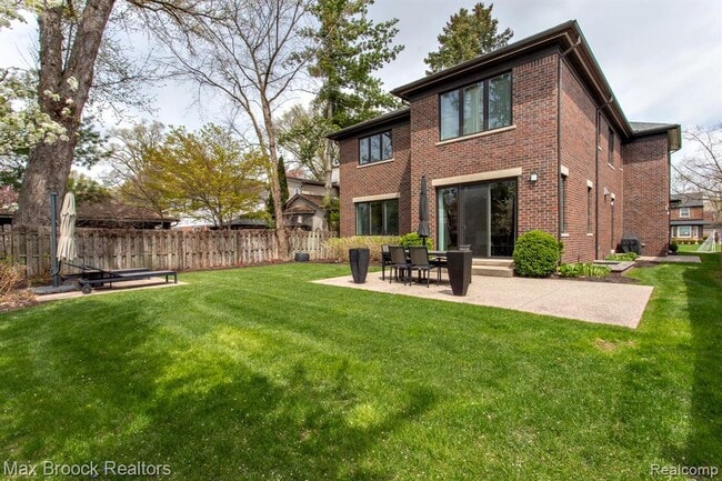 Building Photo - 25925 York Rd