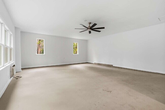 Building Photo - Spacious and Unique 5-Bedroom Home in Chapel Hill!