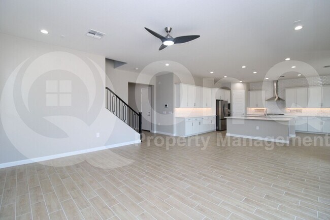 Building Photo - 5976 E Quail Ave