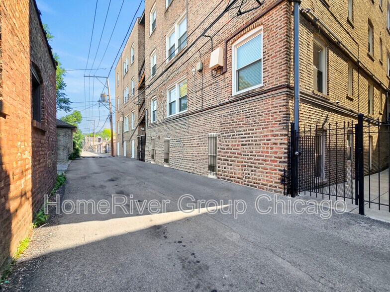 Building Photo - 4904 N Drake Ave