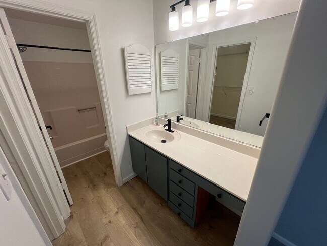 Building Photo - 833 Gas Light Ln