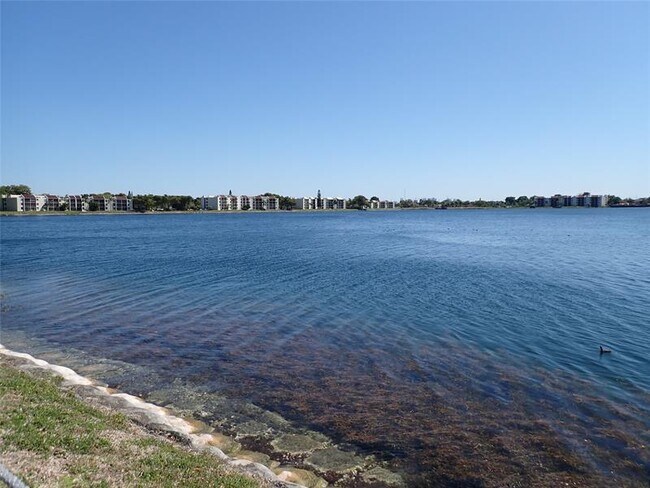 Building Photo - 106 Lake Emerald Dr