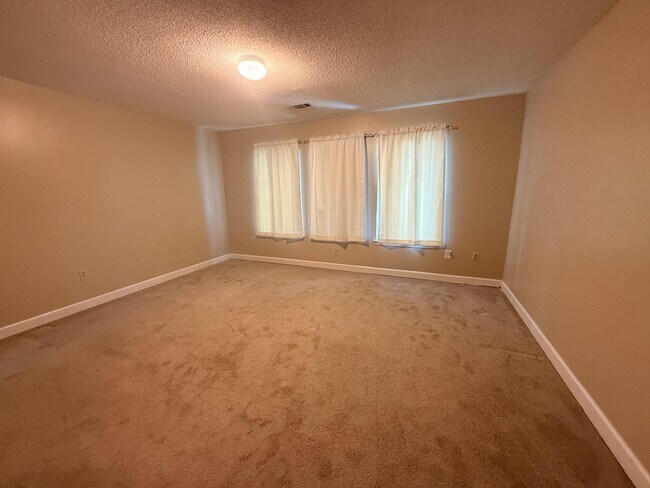 Building Photo - 304 Westlake Ct