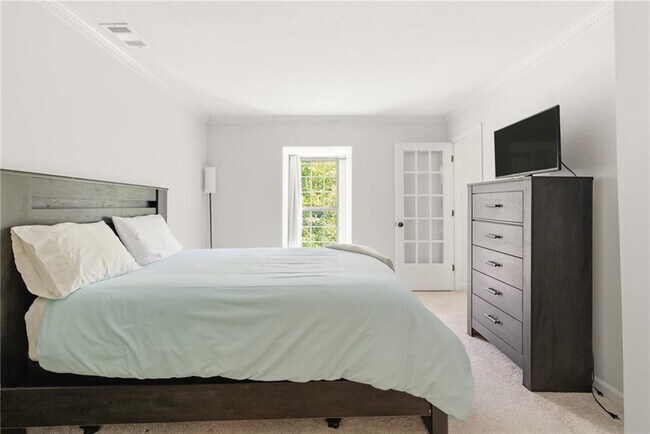 Building Photo - 24307 Plantation Dr NE