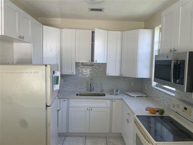 Building Photo - 3 bedroom in Hallandale FL 33009