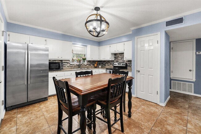 Building Photo - 135 Navajo Cir