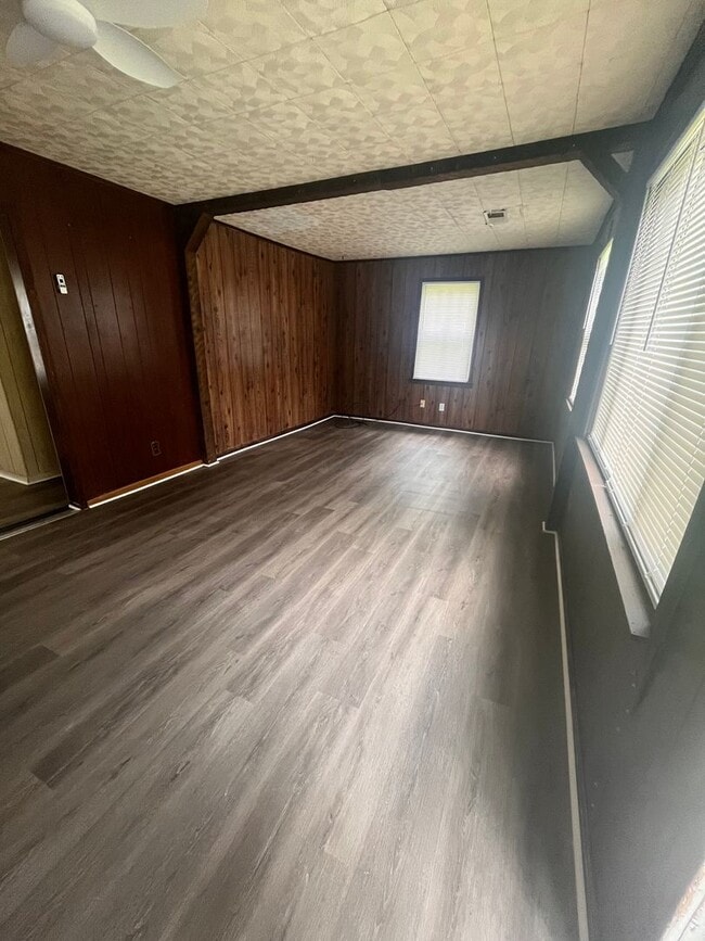 Building Photo - Great Property in quite Neighborhood