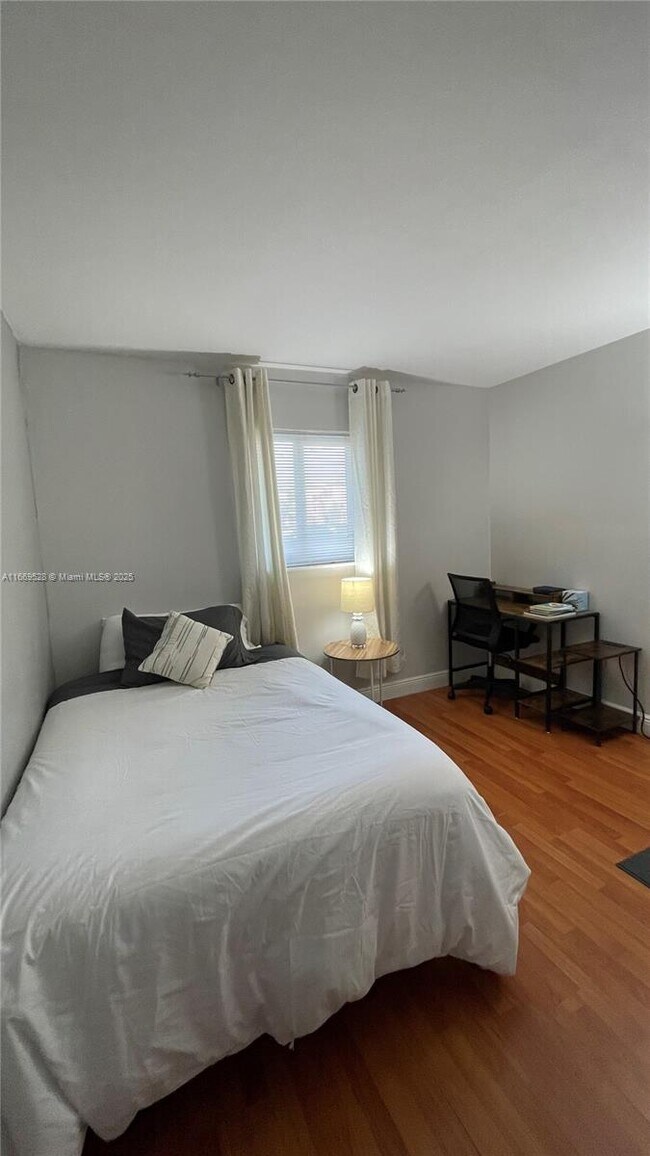 Building Photo - 840 Pine Dr