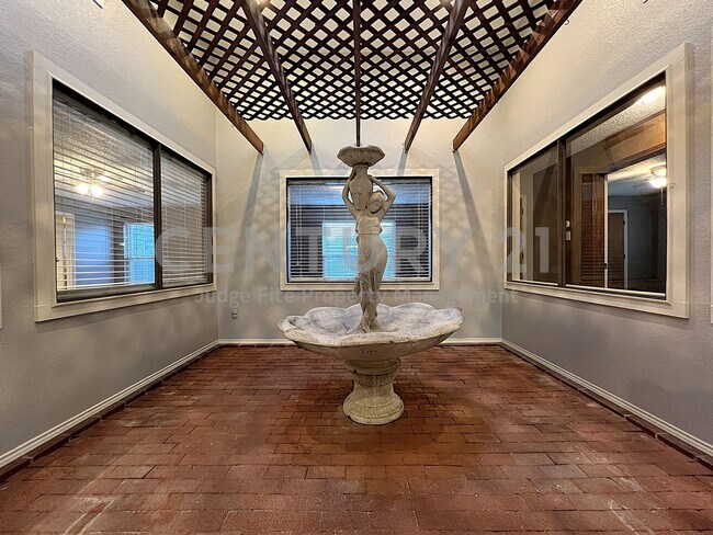 Building Photo - Spacious Single Story 3/2/2 Situated in Prime Bedford Location For Rent!