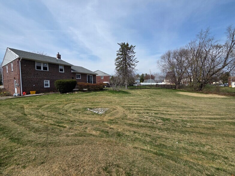 Building Photo - 811 Coppock Ln