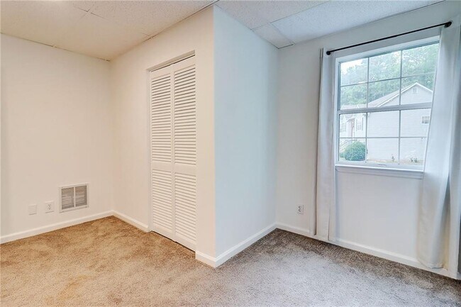 Building Photo - 3347 Camens Way NE
