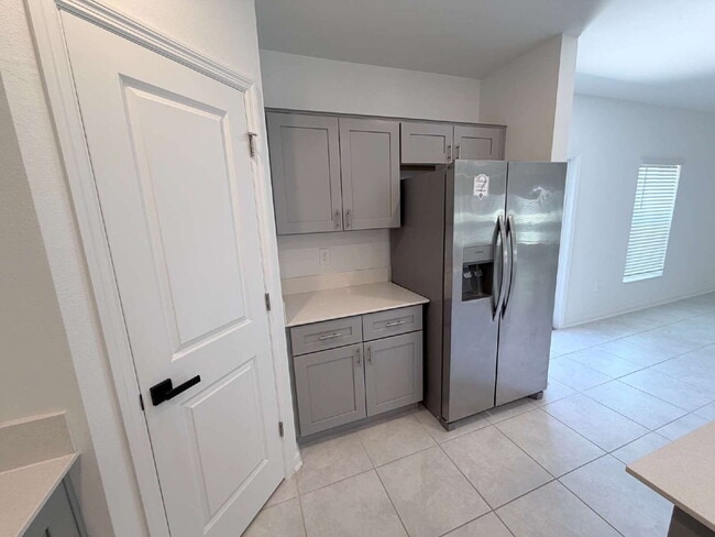 Building Photo - Available for Rent 5 spacious bedrooms and 2.5 bathrooms