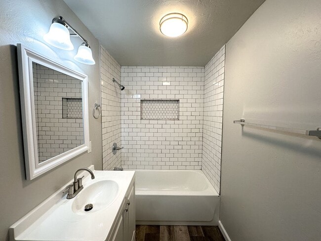 Building Photo - Updated 2 Bed 1 Bath - Large Carport and G...