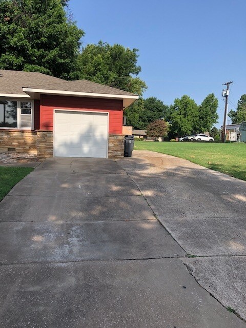 Building Photo - Wonderful Updates in this Midtown Charmer! 3 bed 1 bath, GREAT Kitchen!