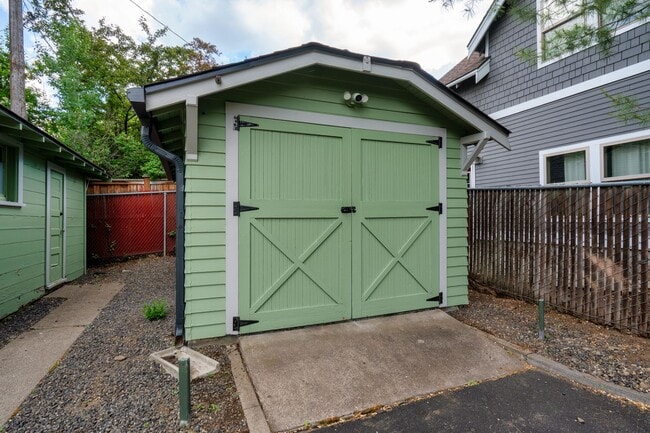 Building Photo - Charming remodeled craftsman blocks away f...
