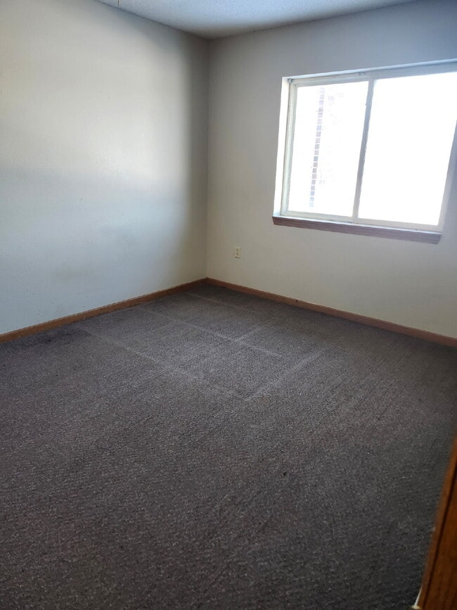 Building Photo - *WINTER MOVE-IN SPECIAL* 3 Bedroom | 2 Bathroom 3rd Floor (Top Floor) Unit in Oelwein Available i...