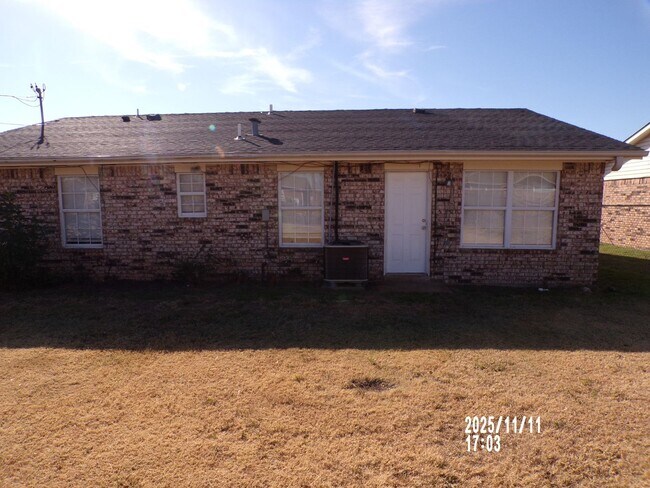 Building Photo - home located close to Bishop School District
